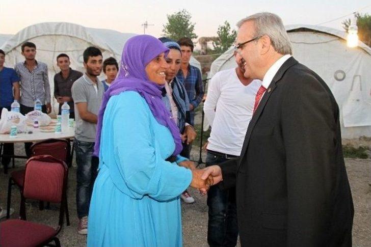 Vali Karaloğlu, Mevsimlik İşçilerle Birlikte Oruç Açtı G4