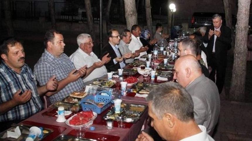 Pınarbaşı Kaymakamından Şehit Ailelerine Ve Suriyelilere İftar