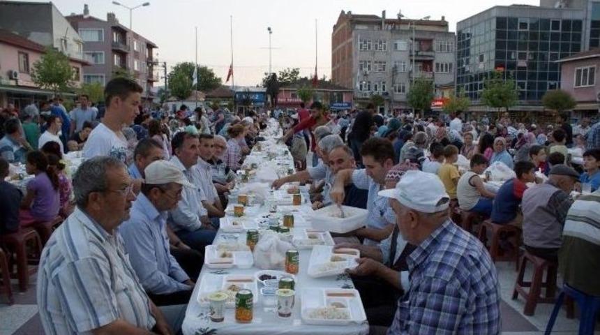 Manyas Belediyesi'nden 5 Bin Kişiye İftar