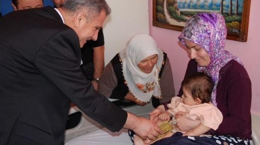 Polisten &Ccedil;ocuklara Bayram Har&ccedil;lığı