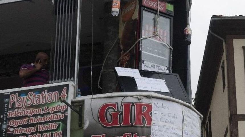 İsrail&rsquo;i Protesto Etti, Televizyonu Ve Kola Dolabını Balkondan Attı