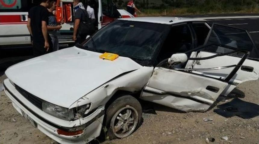 Kontrolden &Ccedil;ıkan Otomobil Bariyerlere &Ccedil;arptı: 4 Yaralı