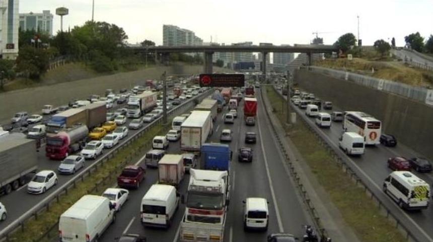 (&ouml;zel Haber) Mahmutbey Gişelerindeki Yoğunluk Havadan G&ouml;r&uuml;nt&uuml;lendi