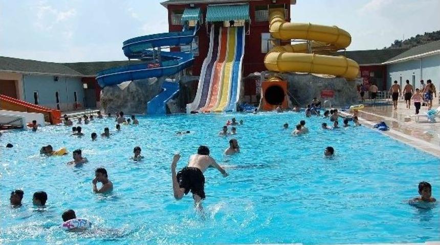 Kavurucu Yaz Sıcaklarından Bunalanlar Eynal Kaplıcalarındaki Aqua Parka Akın Ediyor
