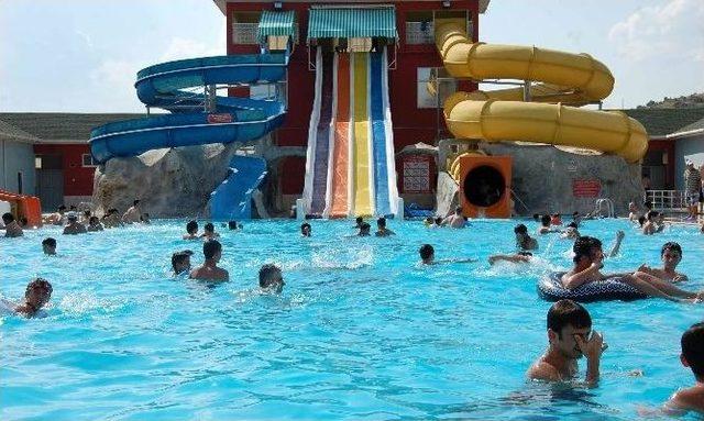 Kavurucu Yaz Sıcaklarından Bunalanlar Eynal Kaplıcalarındaki Aqua Parka Akın Ediyor