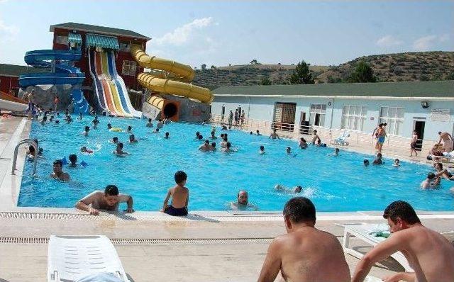 Kavurucu Yaz Sıcaklarından Bunalanlar Eynal Kaplıcalarındaki Aqua Parka Akın Ediyor