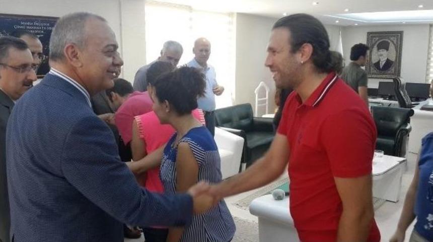 Manisa B&uuml;y&uuml;kşehirde İlk Bayramlaşma