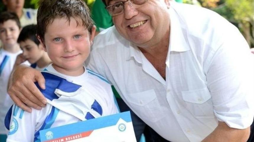 Nil&uuml;fer&rsquo;de Miniklerin Sertifika Sevinci