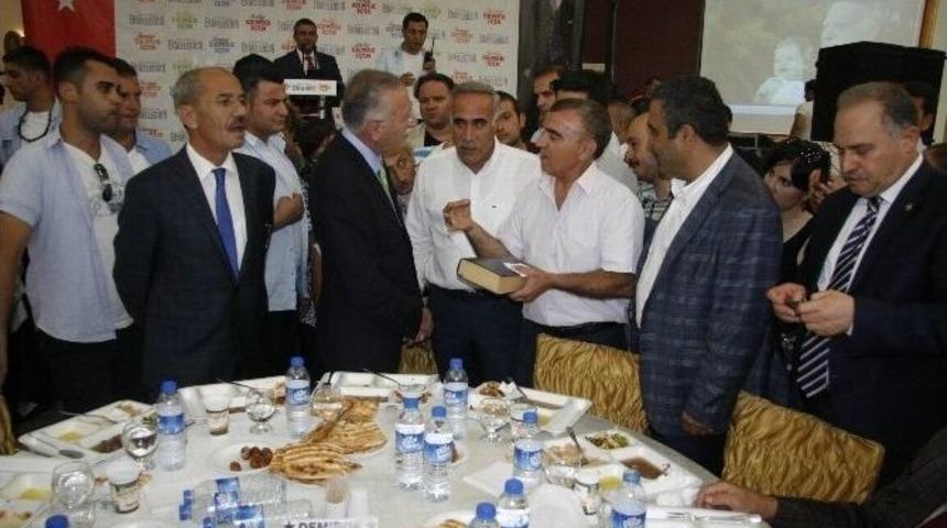 İhsanoğlu Diyarbakır&rsquo;da İftar Yemeğine Katıldı
