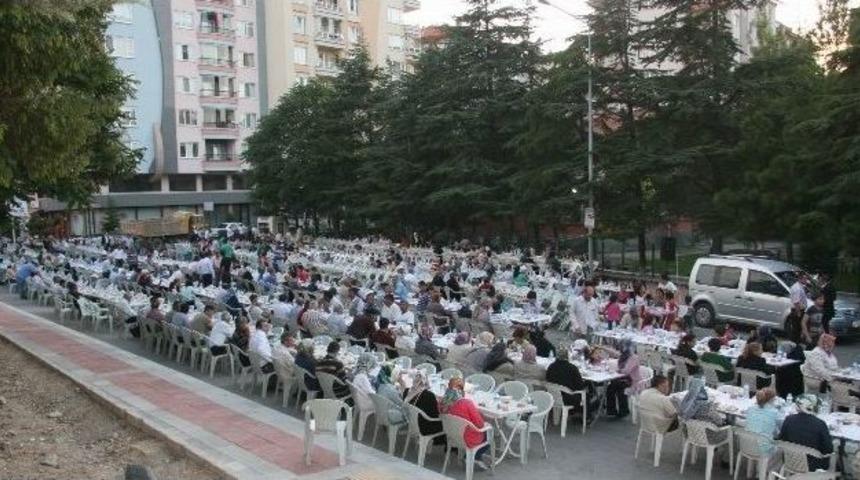 Ak Parti Afyonkarahisar İl&ccedil;e Teşkilatı Yaklaşık 3 Bin Kişiye İftar Verdi