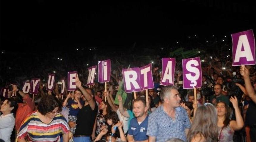Demirtaş: "biz K&uuml;rt'&uuml;z, T&uuml;rk'&uuml;z, Alevi Ya Da S&uuml;nniyiz Ama Bir Şeyin Farkındayız Ki Hepimiz Yoksuluz, Emek&ccedil;iyiz"