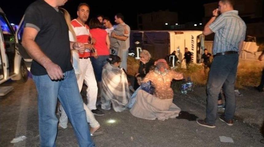 Yolcu Otob&uuml;s&uuml; Şarampole Devrildi: 49 Yaralı