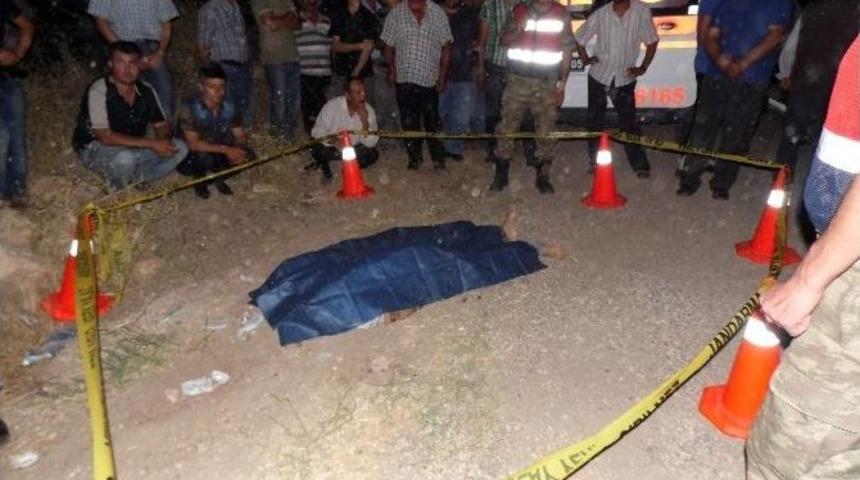 Yaşlı Adam Karşıdan Karşıya Geçerken Otomobil Çarpı: 1 Ölü