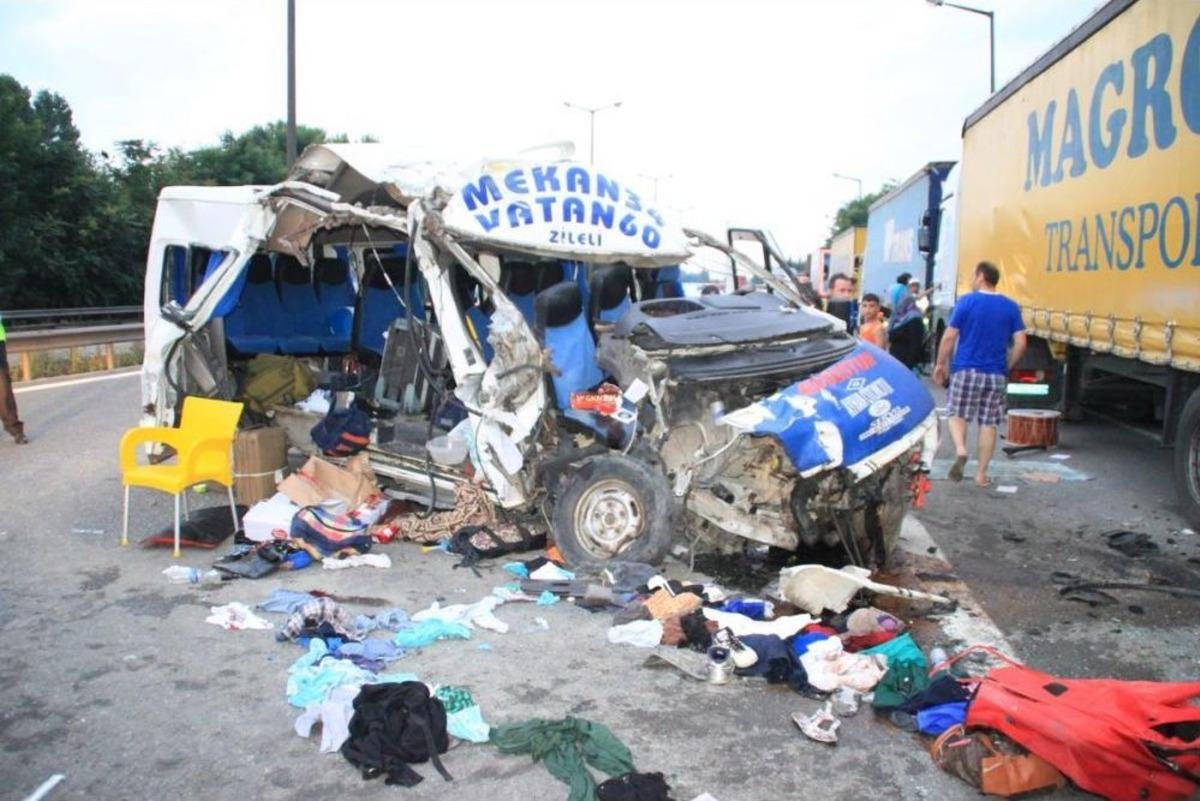 Sakarya'da Minib&uuml;s Tıra &Ccedil;arptı: 20 Yaralı