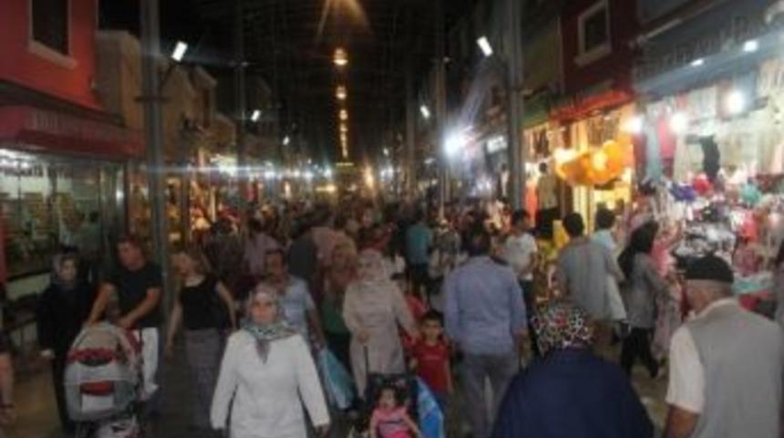 &Ccedil;arşıda Bayram Yoğunluğu
