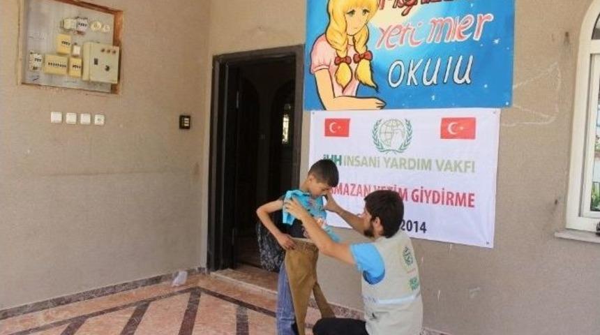 Kilis Meşail Gad Yatılı Yetimler Okulu'nda Bayramlık Kıyafet Dağıtımı