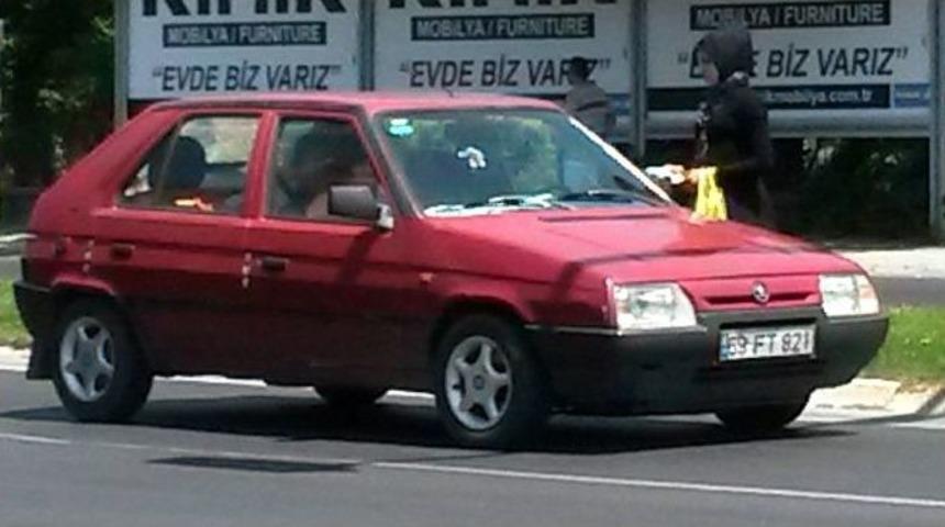 İ&ccedil; Savaştan Ka&ccedil;an Suriyeliler Trafikte Mendil Satıyor