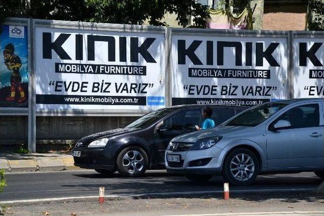 İç Savaştan Kaçan Suriyeliler Trafikte Mendil Satıyor