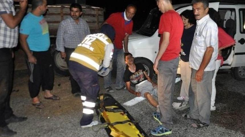 Ticari Ara&ccedil; Park Halindeki R&ouml;morka &Ccedil;arptı: 2 Yaralı