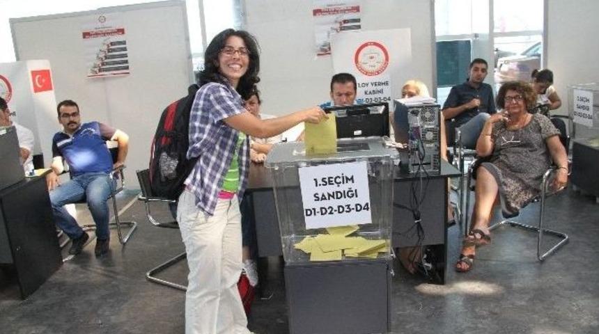 Atat&uuml;rk Havalimanı'nda Oy Kullanma İşlemi Başladı