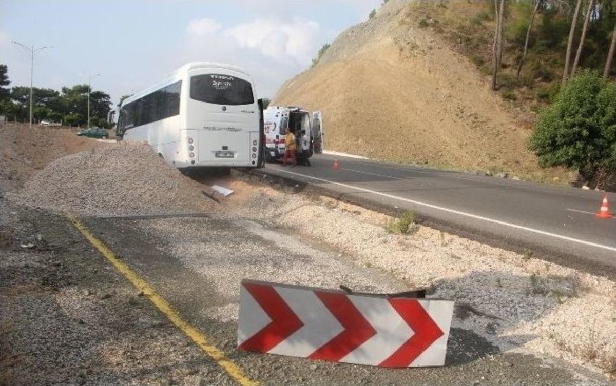 Otel Personel Servisi Yoldan &Ccedil;ıktı: 20 Yaralı