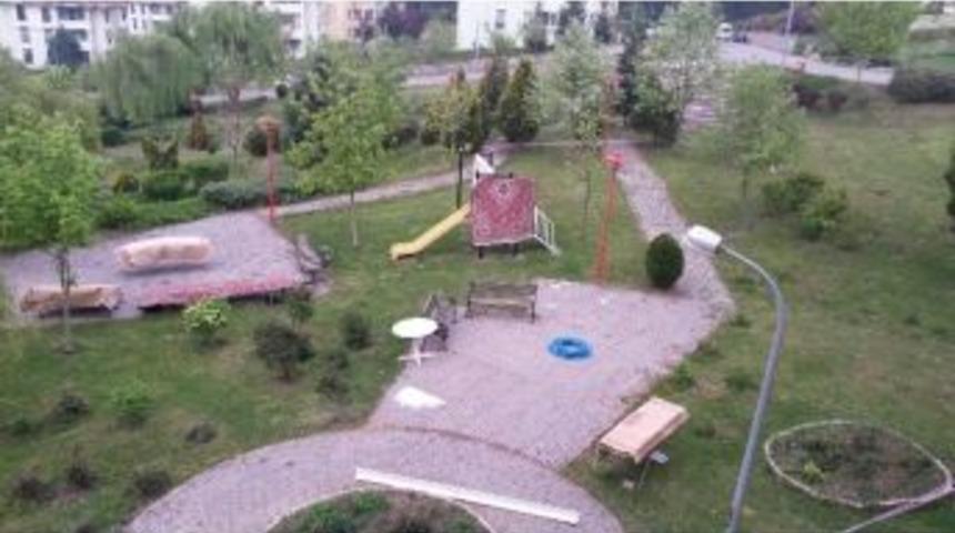 Yıkadığı Halıları &Ccedil;ocuk Parkında Kuruttu