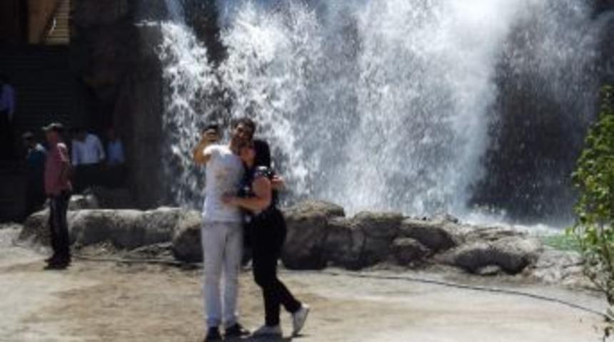 Bu Da Kernek Şelalesi Selfiesi