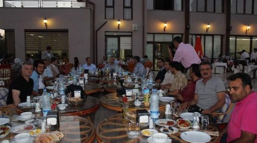 Vali Tapsız, Basın Mensuplarıyla İftarda Bir Araya Geldi
