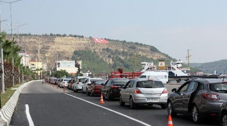 &Ccedil;anakkale&rsquo;de Feribot Kuyruğu