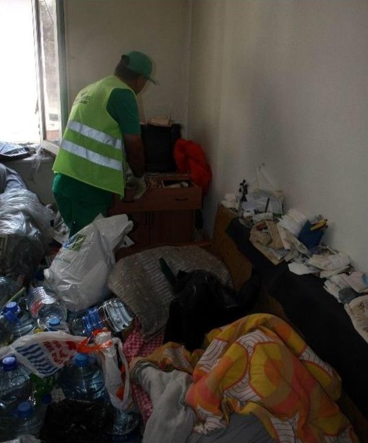 (&ouml;zel Haber) Yaşlı Kadının Evinden 5 Kamyon &Ccedil;&ouml;p &Ccedil;ıktı