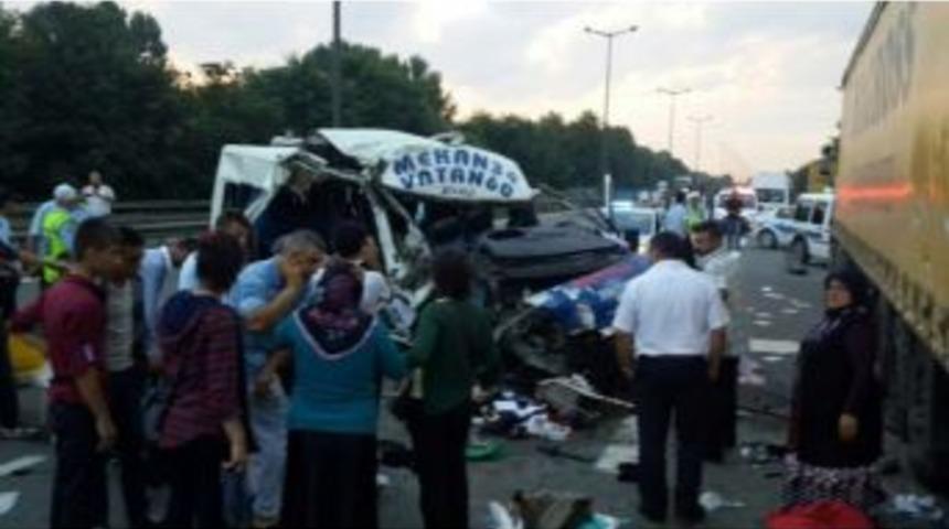 Sakarya&rsquo;da Minib&uuml;s Emniyet Şeridinde Bekleyen Tır'a &Ccedil;arptı: 20 Yaralı