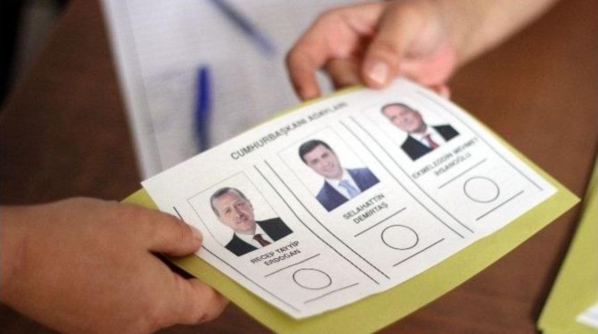 G&uuml;mr&uuml;klerde Oy Kullanma İşlemi Başladı
