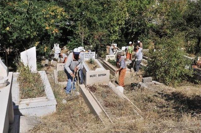 Mezarlıklarda Bayram Temizliği 1