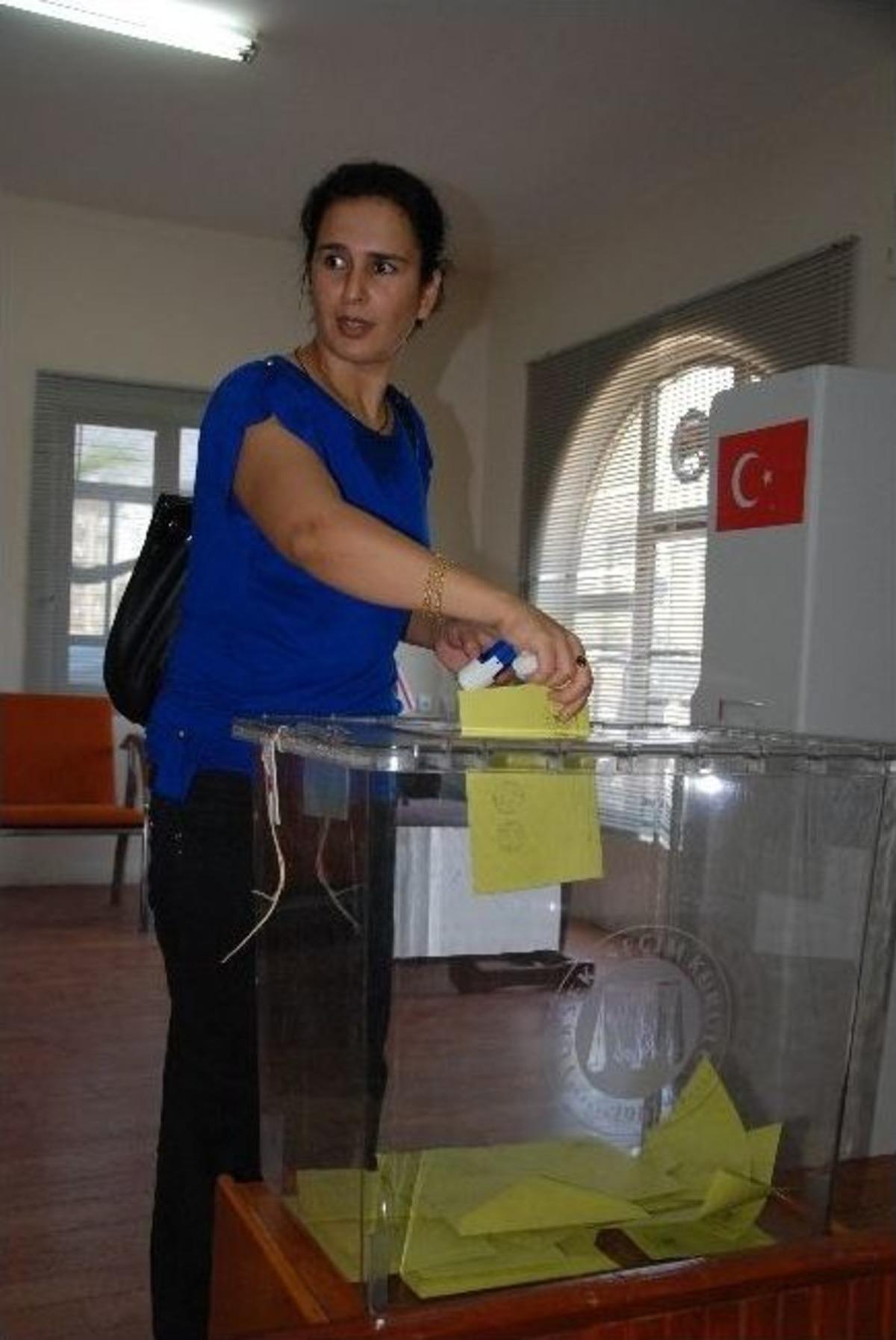 Taşucu Deniz Limanı G&uuml;mr&uuml;k Kapısı'nda Oy Verme İşlemi Başladı