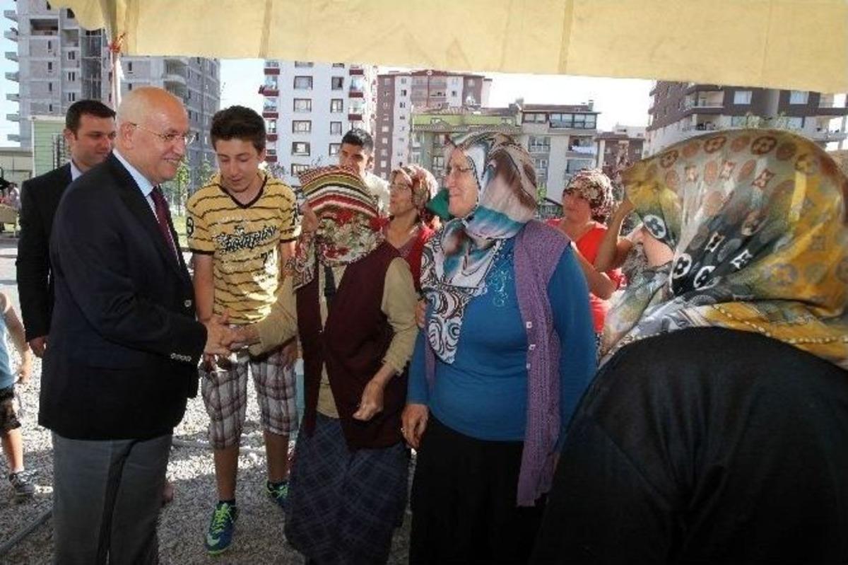 Başkan Yaşar Elleriyle Yemek Dağıttı