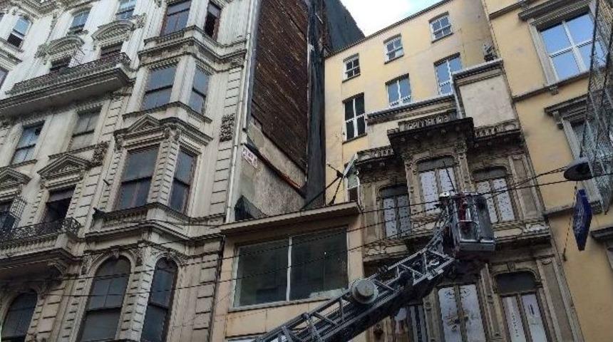 (&ouml;zel Haber) İstiklal Caddesi'nde G&uuml;vercin Kurtarma Operasyonu
