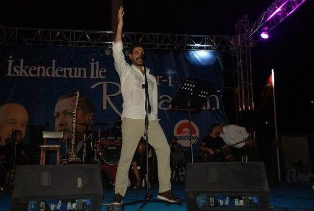 İskenderun&rsquo;da Konser Veren Uğur Işılak tan Dombıra &Ccedil;ıkışı 1