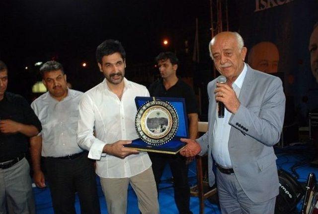 İskenderun&rsquo;da Konser Veren Uğur Işılak tan Dombıra &Ccedil;ıkışı 2