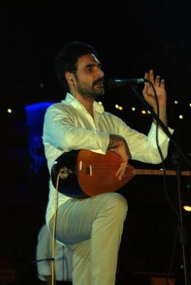 İskenderun&rsquo;da Konser Veren Uğur Işılak tan Dombıra &Ccedil;ıkışı 3