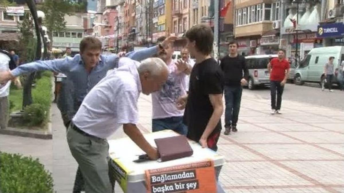 Rize&rsquo;de Demirtaş&rsquo;ın Se&ccedil;im Standına Saldırı