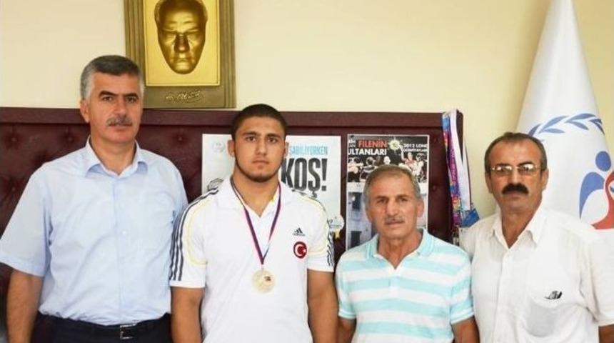 İl M&uuml;d&uuml;r&uuml; Koşu, D&uuml;nya İkincisi G&uuml;reş&ccedil;iyi Ağırladı
