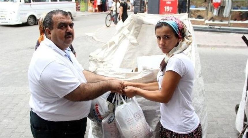 Kağıt Toplayıcılara K&ouml;pr&uuml; Yardımlaşma Derneği El Uzattı