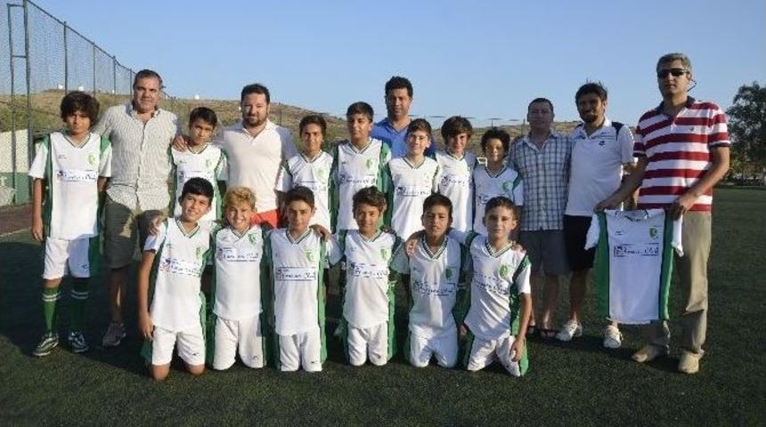 Minik Futbolculara 100 Takım Forma