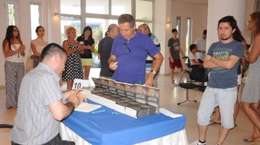 Cezmi &Ccedil;oban &Uuml;&ccedil;&uuml;nc&uuml; Kitabını Okurları İ&ccedil;in İmzaladı