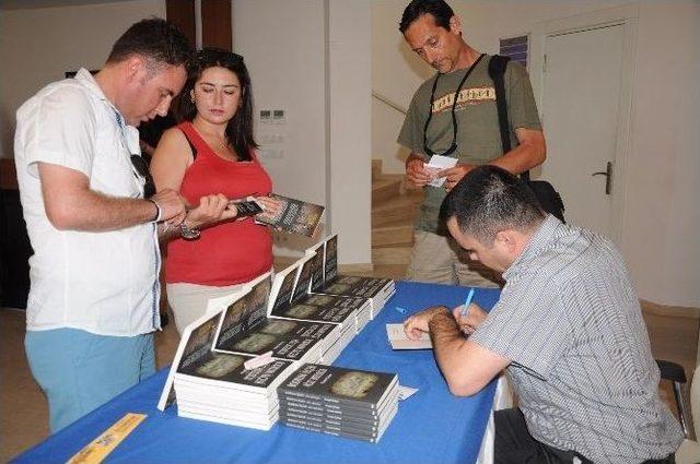 Cezmi &Ccedil;oban &Uuml;&ccedil;&uuml;nc&uuml; Kitabını Okurları İ&ccedil;in İmzaladı 1