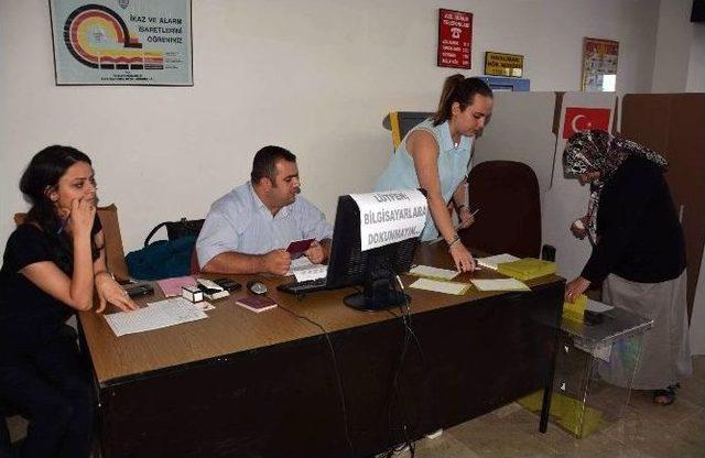 Trabzon Havalimanı nda Oy Kullanma İşlemleri Başladı 1