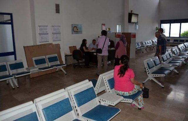 Trabzon Havalimanı nda Oy Kullanma İşlemleri Başladı 2