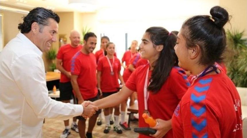 T&uuml;rkiye 2.&rsquo;si K&uuml;&ccedil;&uuml;k Hentbolcular Mutluluklarını Başkan İle Paylaştı