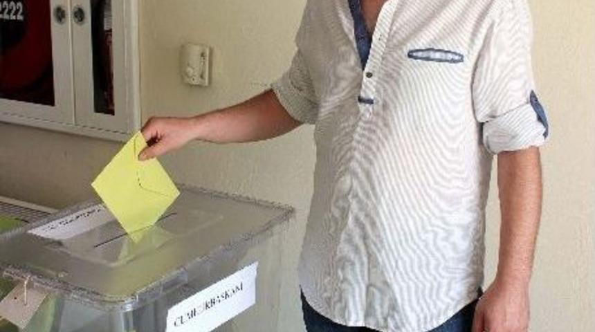 Gurbet&ccedil;i Vatandaşlar Oy Kullanmaya Başladı