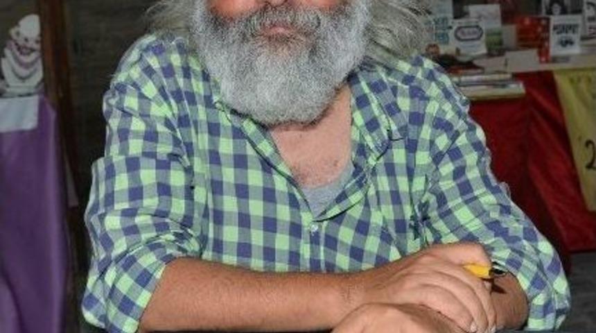 Ahmet &Ouml;nel, Fo&ccedil;a Sanat Sokağı&rsquo;nda İmzaladı